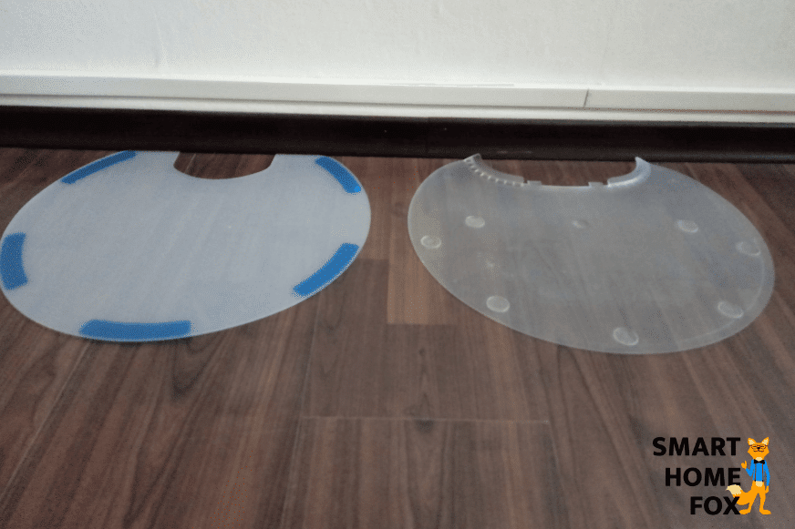 Водонепроницаемые подставки Roborock S6 и S6 MaxV лежат рядом на на полу.